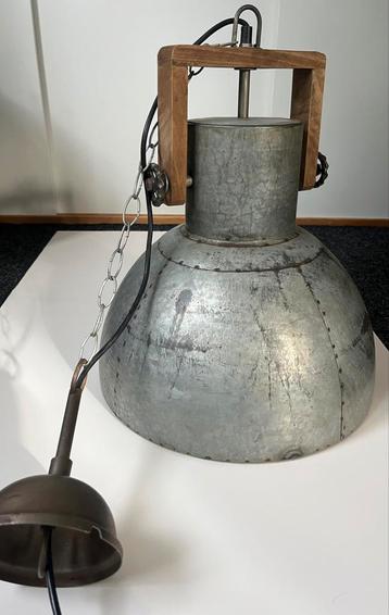 Stoere hanglamp met metaal en hout beschikbaar voor biedingen