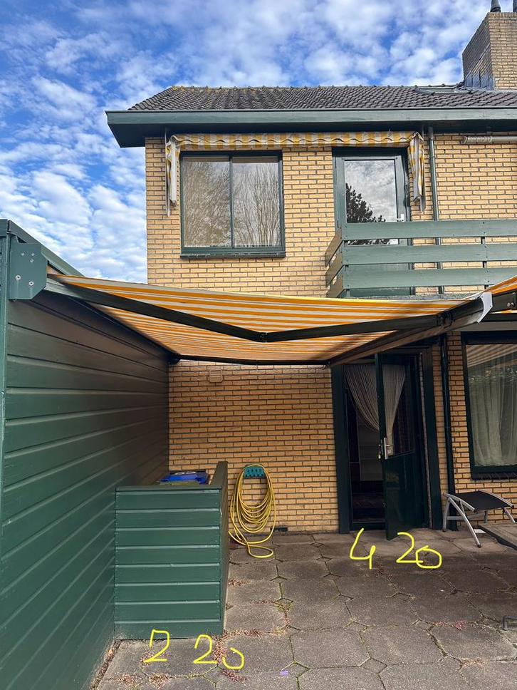 Elektrisch zonnescherm in gesloten cassette, 420 breed, Tuin en Terras, Zonneschermen, Gebruikt, Knikarmscherm, 150 tot 300 cm