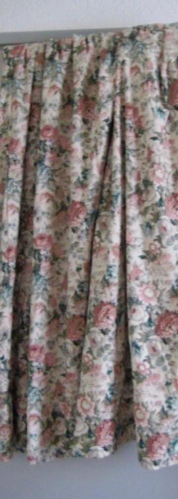 '2 VROLIJK GEBLOEMDE GORDIJNEN ,GEVOERD, VINTAGE  beschikbaar voor biedingen