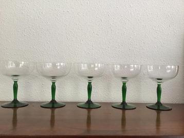 5 oude champagne coupes / cocktail glazen groene steel. beschikbaar voor biedingen