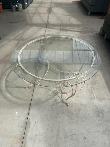 Sierlijke tafel met losse glasplaat beschikbaar voor biedingen