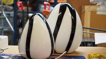 21. Ilu Lampen jaren 90, Ei vorm met zebra strepen beschikbaar voor biedingen