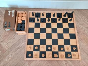 Vintage schaakbord met houten schaak en damstenen beschikbaar voor biedingen