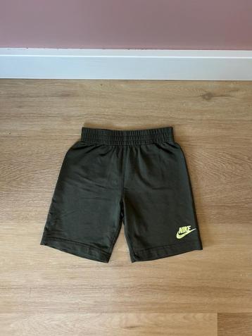 Z.g.a.n. Donkergroene sportbroek, korte broek, Nike, 110 116 beschikbaar voor biedingen