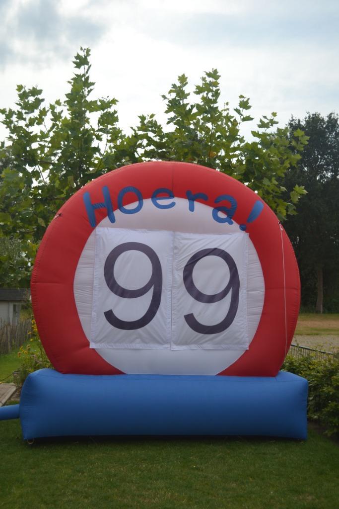groot opblaasbaar verkeersbord 3 meter hoog en echte borden, Hobby en Vrije tijd, Feestartikelen | Verhuur, Zo goed als nieuw