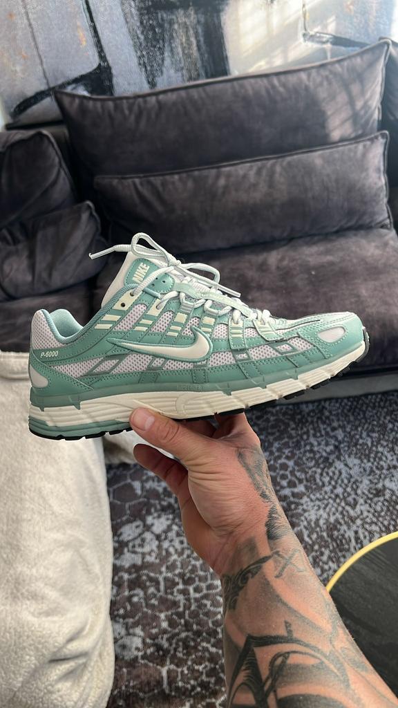 Nike P6000 OG 41 Green / Off white ALS NIEUW, Kleding | Heren, Schoenen, Zo goed als nieuw, Overige kleuren, Ophalen of Verzenden