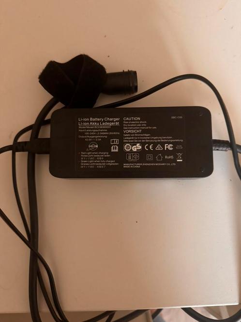 Specialized Acculader SBC-C05 voor e-bike 42V/ 2A, Audio, Tv en Foto, Opladers, Zo goed als nieuw, Ophalen of Verzenden
