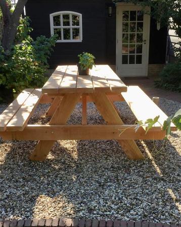 Nieuwe steigerhouten picknicktafel