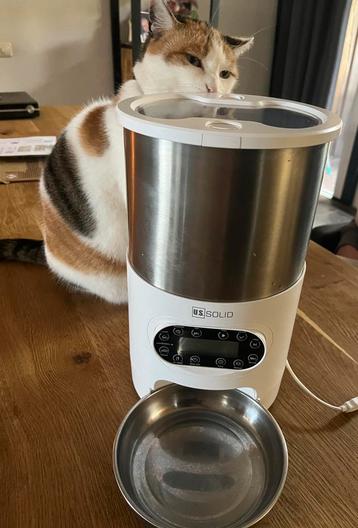 Voerautomaat voor katten, kleine honden of konijnen beschikbaar voor biedingen