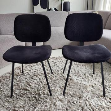 2 Zwarte eetkamerstoelen van  Karwei beschikbaar voor biedingen