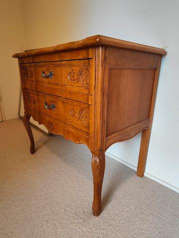 Antieke houten kastje 70x41x65 cm met lades beschikbaar voor biedingen