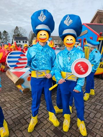 25 politie pakken te koop! Incl pruik en attribuut beschikbaar voor biedingen