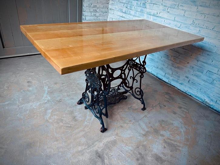 TAFEL GEMAAKT VAN NAAIMACHINE ONDERSTEL, Huis en Inrichting, Tafels | Eettafels, Zo goed als nieuw, 50 tot 100 cm, Rechthoekig