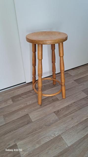 Houten kruk beschikbaar voor biedingen