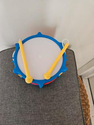 Leuke kindertrommel met stokjes beschikbaar voor biedingen