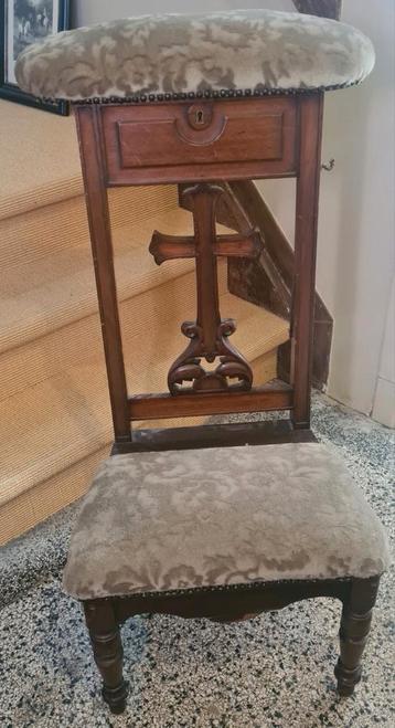 Antieke Bidstoel met Kruis beschikbaar voor biedingen