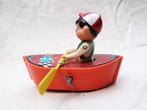 MS China 147. Jongetje in roeibootje met opwindmechaniek., Ophalen of Verzenden