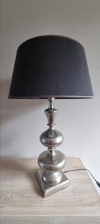 Riverdale tafellamp met grote zwarte kap., Ophalen, Zo goed als nieuw, Metaal, 50 tot 75 cm