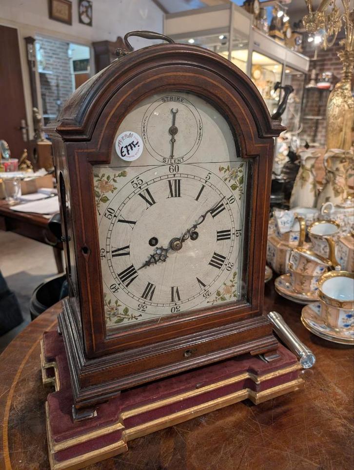 Antieke Engelse tafel klok 47 cm hoog. €750., Antiek en Kunst, Antiek | Klokken, Ophalen