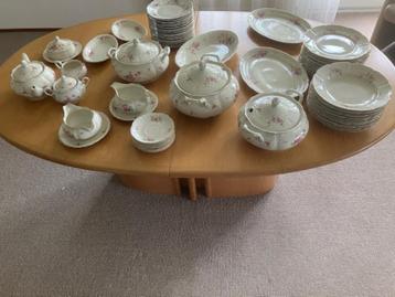 Servies Mosa Maastricht old roses met gouden rand per deel beschikbaar voor biedingen