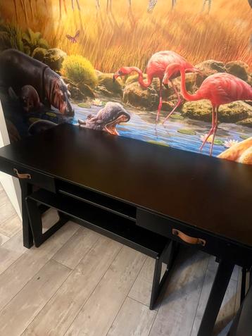 Te koop zwart bureau met twee lades beschikbaar voor biedingen