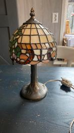 Tiffany tafel lamp op zware bronzen ? voet kl, Ophalen of Verzenden, Zo goed als nieuw, Minder dan 50 cm