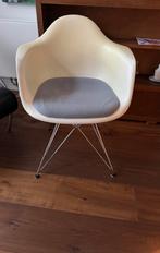 Vitra eames kuipstoel, Huis en Inrichting, Stoelen, Ophalen, Kunststof, Gebruikt, Drie
