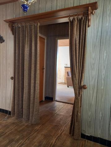 Gordijn met gordijnroede hout (vintage/antiek) beschikbaar voor biedingen