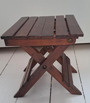 Vintage houten opvouwbaar krukje beschikbaar voor biedingen