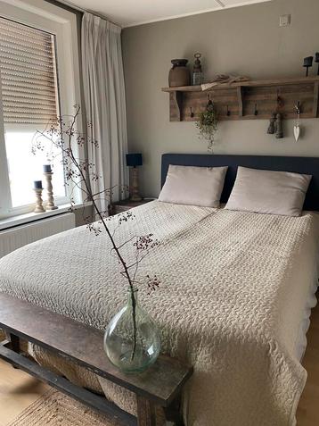 Bedsprei gewatteerd taupekleur beschikbaar voor biedingen