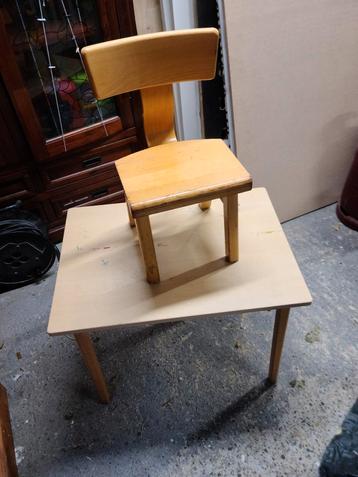 Kinderspeeltafel met 2 stoeltjes beschikbaar voor biedingen