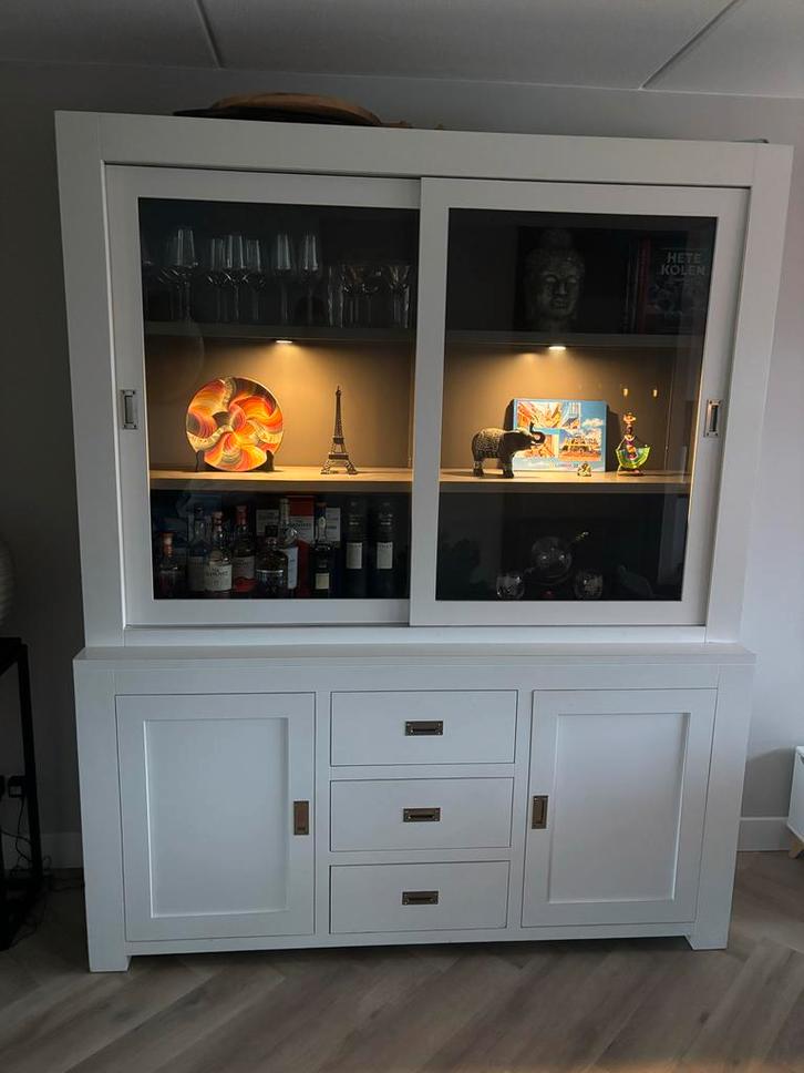 Witte buffetkast met glazen schuifdeuren, Huis en Inrichting, Kasten | Buffetkasten, Gebruikt, 200 cm of meer, 25 tot 50 cm, Ophalen
