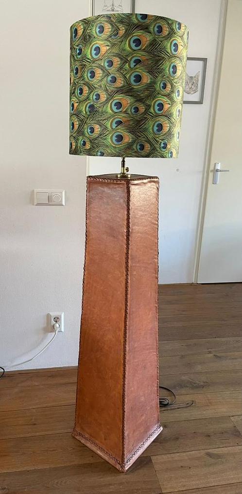 Leren lampenvoet met QazQa velvet lampenkap, Huis en Inrichting, Lampen | Vloerlampen, Zo goed als nieuw, 150 tot 200 cm, Ophalen
