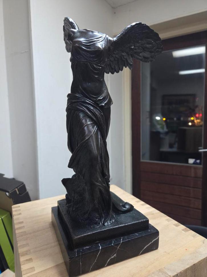 Bronzen beeld van Nikè van Samothrace gestempeld., Antiek en Kunst, Antiek | Koper en Brons, Brons, Ophalen