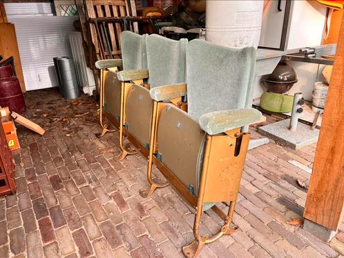 Theaterstoelen uit de oude La Bonbonnière Maastricht vintage, Huis en Inrichting, Stoelen, Gebruikt, Drie, Stof, Blauw, Ophalen of Verzenden