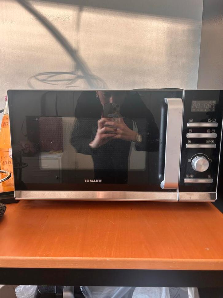 Tomado combi-magnetron - goede staat, Witgoed en Apparatuur, Magnetrons, Zo goed als nieuw, Vrijstaand, Combimagnetron, 45 tot 60 cm