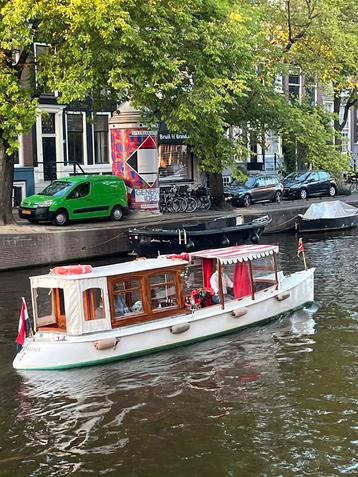 Kleine salonboot voor prive rondvaart Amsterdam 