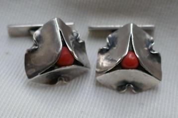 Zilveren Art Déco manchetknopen met bloedkoraal beschikbaar voor biedingen