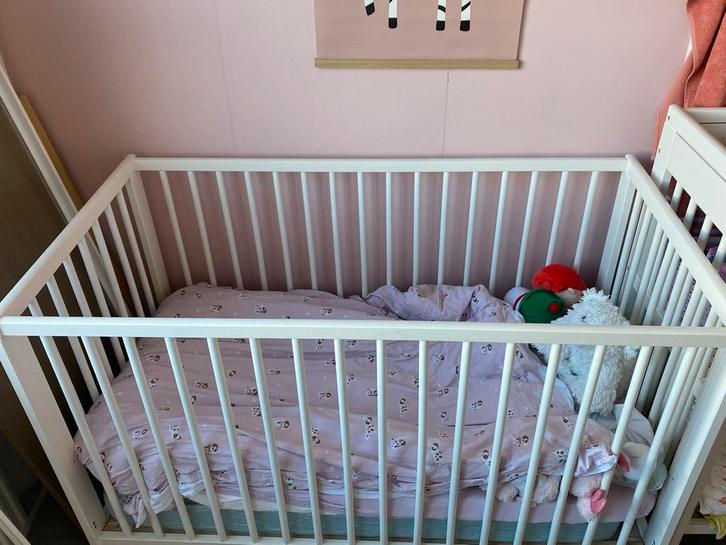 Ikea Ledikant + Commode met toebehoren, Kinderen en Baby's, Babywiegjes en Ledikanten, Gebruikt, Ledikant, Ophalen