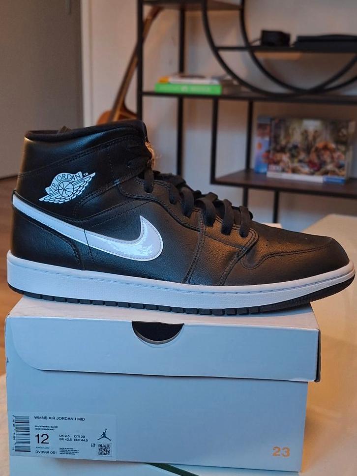 Nike Air Jordan 1 Mid "Black White" Maat 44.5, Kleding | Heren, Schoenen, Nieuw, Sneakers of Gympen, Zwart, Ophalen of Verzenden