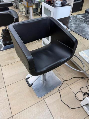 Zwarte kappersstoel beschikbaar voor biedingen