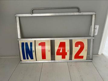 Vintage scoreboard beschikbaar voor biedingen
