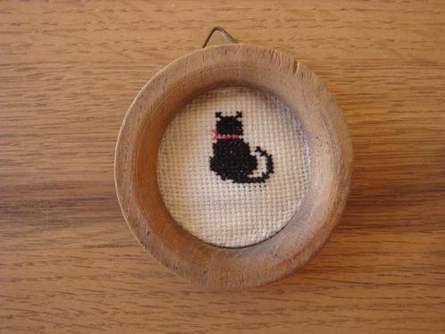 Twee oude houten gordijnringen met borduurwerkjes, Hobby en Vrije tijd, Borduren en Borduurmachines, Overige typen, Handborduren