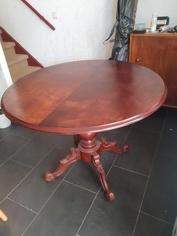Antieke houten tafel beschikbaar voor biedingen