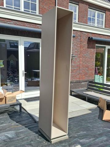 Nieuwe hoge Siematic inbouw keukenkast met 4 legplanken beschikbaar voor biedingen