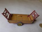 1955 Dinky Toys 320 HALESOWEN FARM TRAILER + 2 REKJES! (-N-), Ophalen of Verzenden, Gebruikt, Tractor of Landbouw, Dinky Toys