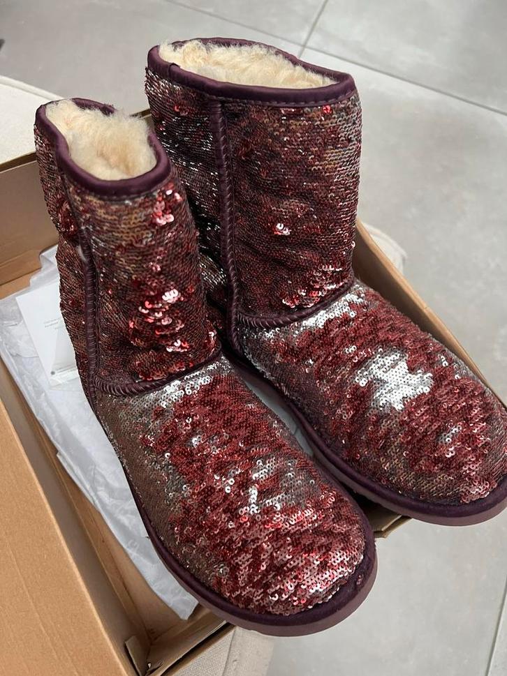 UGG CLASSIC SHORT PAARS / ZILVER PAILLETTEN LAARZEN MAAT 38, Kleding | Dames, Schoenen, Zo goed als nieuw, Hoge laarzen, Overige kleuren