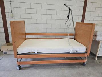 seniorenbed, hoog laag bed, medisch bed, thuiszorgbed, l beschikbaar voor biedingen