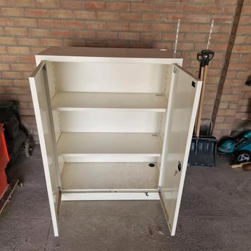 STALEN KAST 2 deuren 2x sleutels  beschikbaar voor biedingen