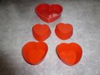 SPLINTERNIEUW 5 rode siliconen bak vormen hartjesvorm, Nieuw, Bakvorm, Ophalen of Verzenden, Taarten of Cupcakes